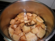 1º Cociendo el membrillo troceado