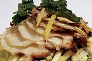Abalones (o vieiras) en lecho de lechuga