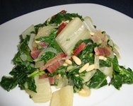 Acelgas con piñones y jamón serrano