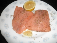 Adobar con limón y hierbas aromáticas