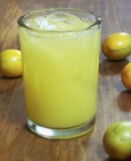 Agua de ciruelas amarillas