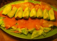 Aguacate con salmón ahumado y salsa holandesa