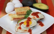Aguacates con huevo