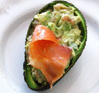 Aguacates con salmón ahumado