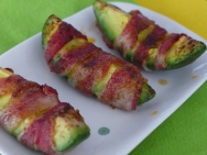 Aguacates con tiras de tocino