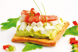 Aguacates, queso de cabra y vinagreta de verduritas sobre torta de aceite