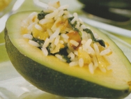 Aguacates rellenos de arroz y espinacas