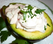 Aguacates rellenos de camarón y queso