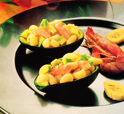 Aguacates rellenos de pasta y gambas