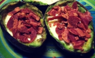 Aguacates rellenos de queso y bacon