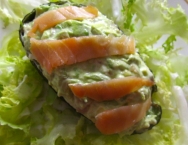 Aguacates rellenos de salmón