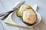 Aguacates rellenos de salsa roquefort