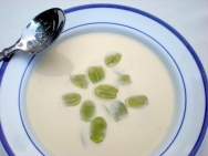 Ajoblanco con almendras y uvas