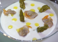 Ajoblanco con berberechos y espárragos