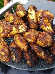 Alas de pollo con brócoli frito