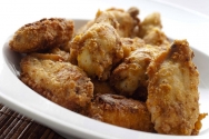 Alas de pollo en adobo fritas