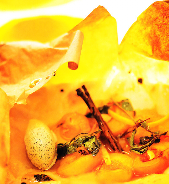Albaricoques en papillote con helado de vainilla