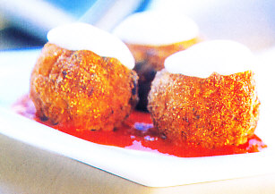 Albóndigas con queso y salsa