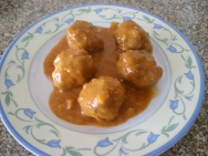 Albóndigas con salsa de almendras crudas