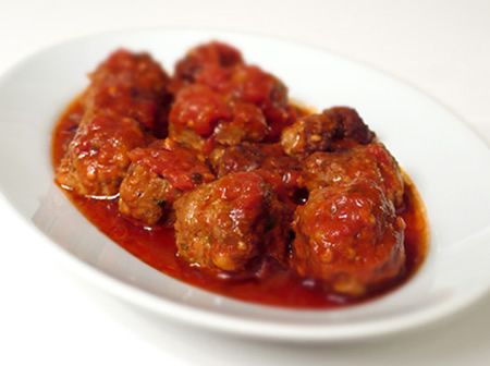 Albóndigas con salsa de tomate y champiñones