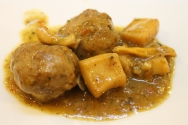 Albóndigas con sepia con salsa de chocolate