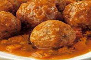 Albóndigas de arroz con salsa de tomate