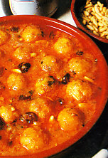 Albóndigas de bacalao con pasas y piñones