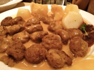 Albóndigas de manitas de cerdo con patatas panaderas