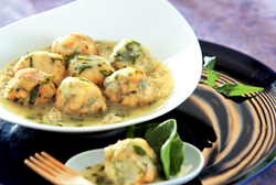 Albóndigas de pescadilla, espinacas y piñones en salsa verde