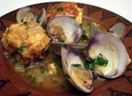 Albóndigas de pescado con almejas en salsa verde