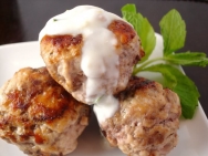 Albóndigas de pollo con salsa de yogur