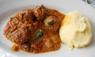 Albóndigas en salsa con puré de patata