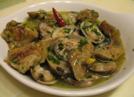 Alcachofas con almejas en salsa verde