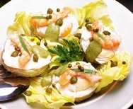 Alcachofas con huevos y gambas