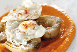 Alcachofas confitadas con salmorejo asado y huevo de codorniz frito