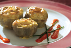 Alcachofas rellenas de centollo con salsa holandesa