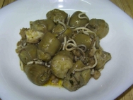 Alcahofas con gulas y almejas