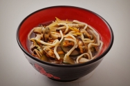 Almejas con fideos y verduras
