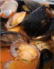 Almejas con mejillones a la marinera