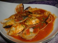 Almejas con salsa de tomate