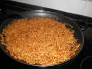 Añadir el caldo a los fideos