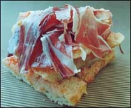 Ancas de rana envueltas en jamón serrano