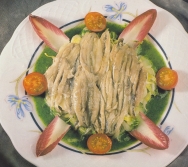 Anchoas marinadas sobre ensalada de endibias