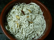 Angulas salteadas con manteca de cerdo