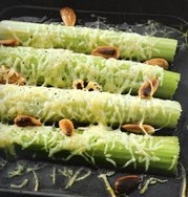 Apio con queso y almendras