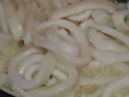 Aros de calamar fritos con salsa de maíz y queso