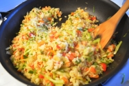 arroz chino en la sartén