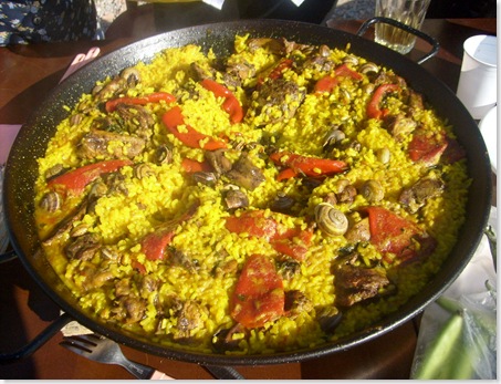 Arroz con atún fresco y caracoles