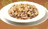 Arroz con carne y frutos secos fritos