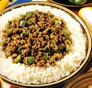 Arroz con carne y pimientos verdes